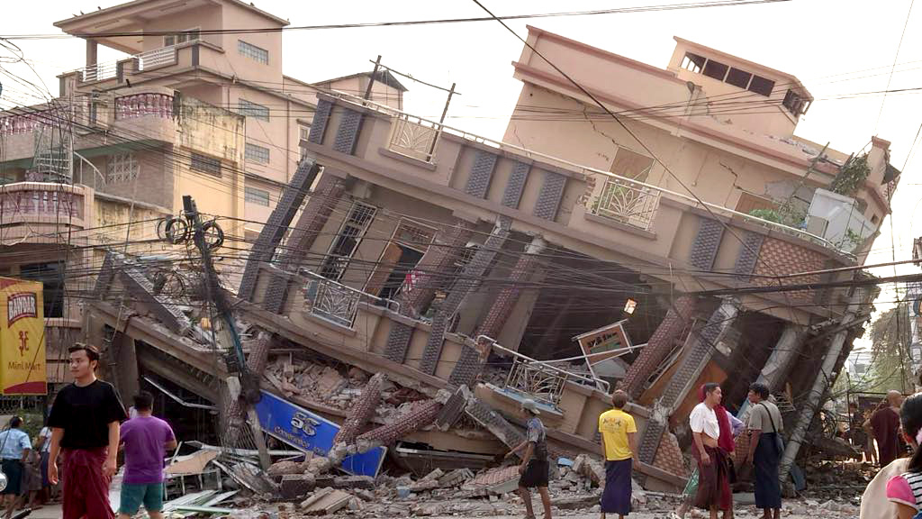 Self Photos / Files - Photo3 - 地震重災區之一的曼德勒地區房屋及建築物嚴重被毀。災區電力及通訊系統中斷，增加救援難度。